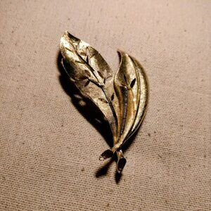 BSK: Vintage gold tone open work leaf brooch.